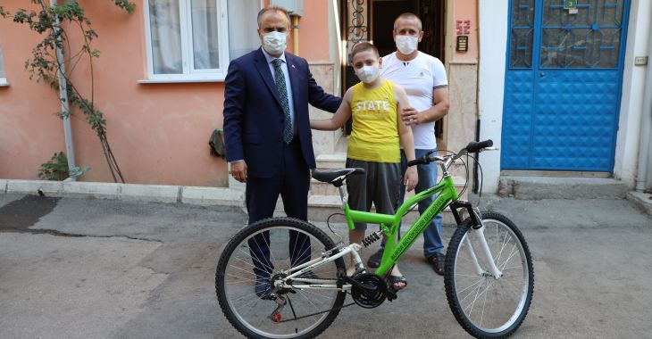 Başkan Aktaş’tan lösemi hastası Murat’a bisiklet