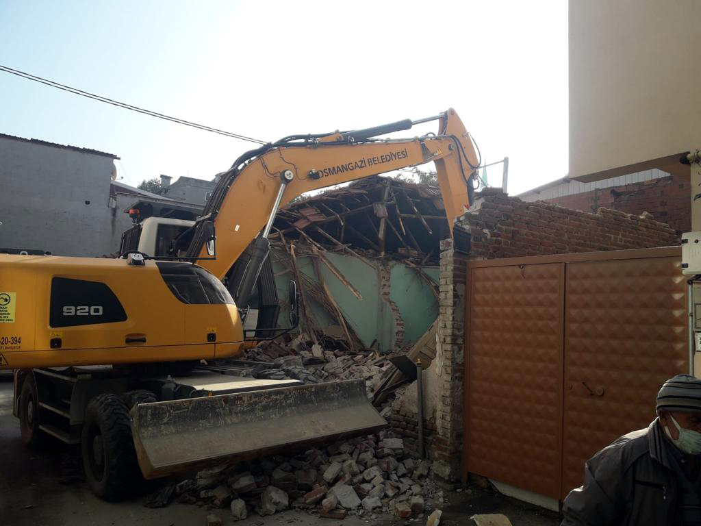 Osmangazi’de metruk binalar tek tek tıkılıyor