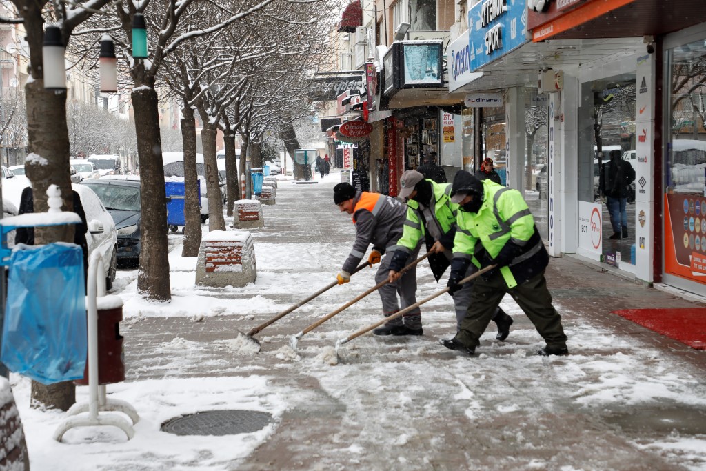 Bursa’da kaldırımlar kar ve buzdan temizleniyor