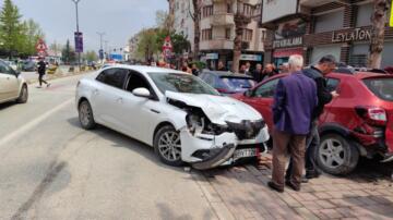 Bursa’da otomobil park halindeki araçlara çarptı!