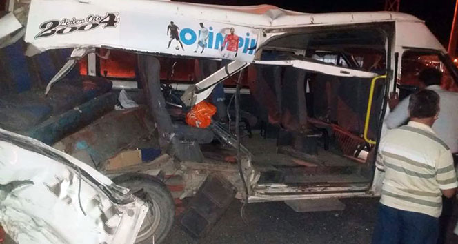 Ağrı’da zırhlı polis aracı ile minibüs çarpıştı: 2’si ağır 6 yaralı