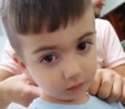 Berberde uyuyan çocuk