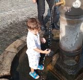 Sıcaktan bunalan çocuk