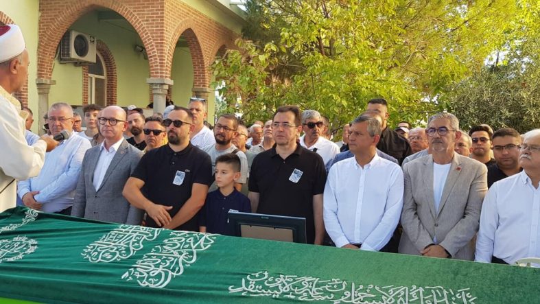 Özgür Özel Balıkesir'de cenaze törenine katıldı