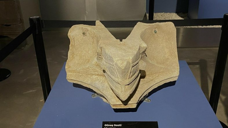Manisa'da bulunan Aigai Antik Kenti'nde 2 bin 200 yıllık güneş saati bulundu
