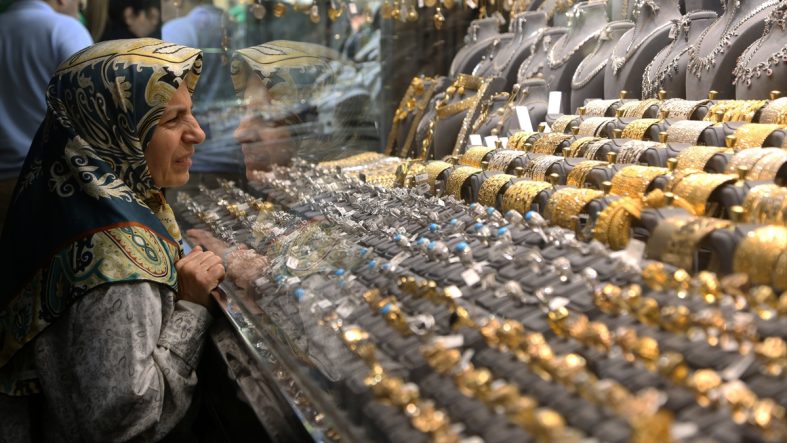 İran’da döviz ve altın kuru rekora koştu