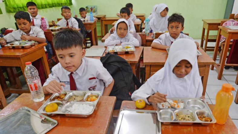 Endonezya'da okul yemeği skandalı: Zehirlenenlerin sayısı bini aştı
