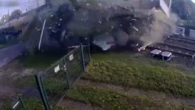 Hollanda’da yolcu treni, hemzemin geçitte tıra çarptı