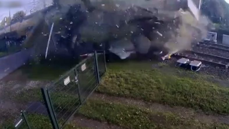 Hollanda'da yolcu treni, hemzemin geçitte tıra çarptı